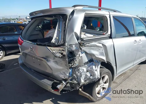 2014 Toyota Sienna Le V6 8 Passenger z USA, uszkodzony, nr VIN 5TDKK3DC9ES420207